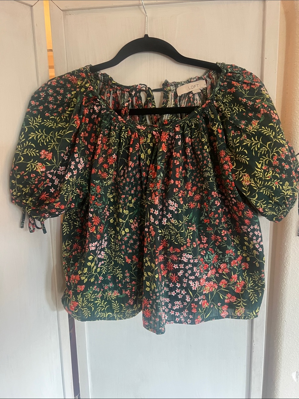 LOFT Dark Green Floral Puff-Sleeve Blouse sz small
